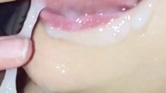 dildo vidio sek hd memberi oral seks pada wanita yang menghisap sosis.