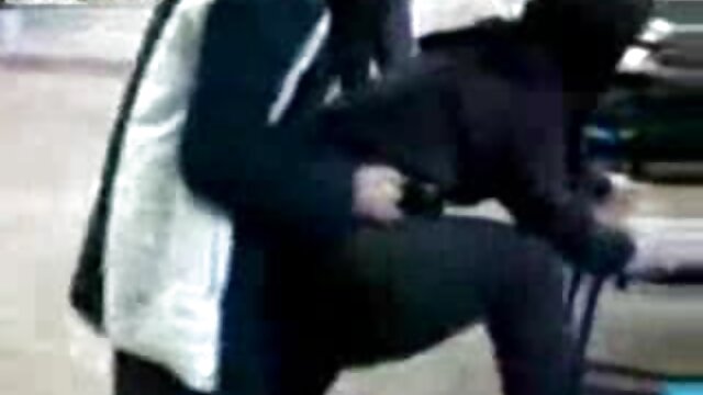 brunette dalam xxx seks com celana ketat kecokelatan melepas sepatu hak tinggi dan menyajikan kaki berdiri