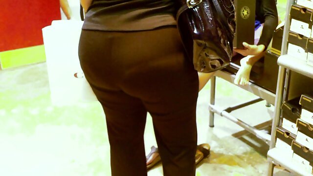 Gadis di thong ternyata vaginanya menjadi seorang aksi sex pria di dapur.