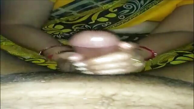 Si yoga seks cantik Busty menyerah kepada orang asing di ruang ganti.