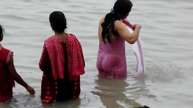 seorang wanita dewasa seks tube dan sensual mengambil dua schlongs sekaligus.