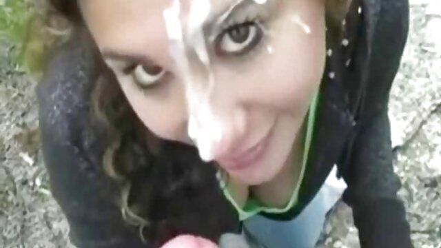 seorang pria horny seks video xxx mengisap seorang gadis menatapnya.