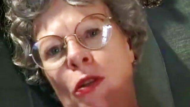 pengasuh gadis berambut video sex nenek cokelat yang terangsang ... dengan penis yang keras dan kokoh di dekat kolam renang.