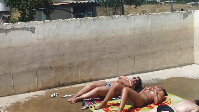 Kamera tersembunyi seksvideos di kamar mandi umum dengan istri pooping.