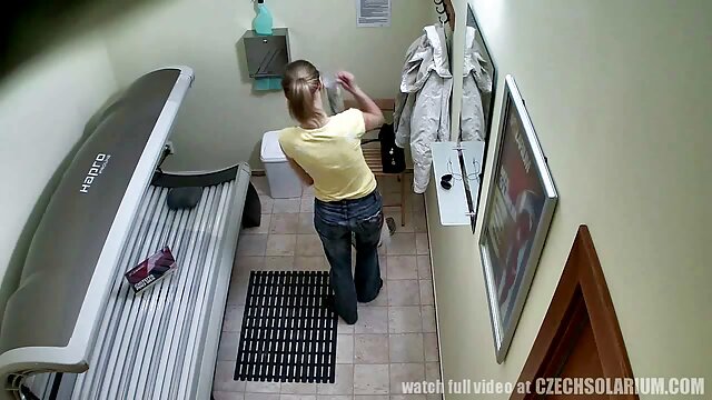 Sebuah brutal seks pus pirang besar dan manja di dapur.