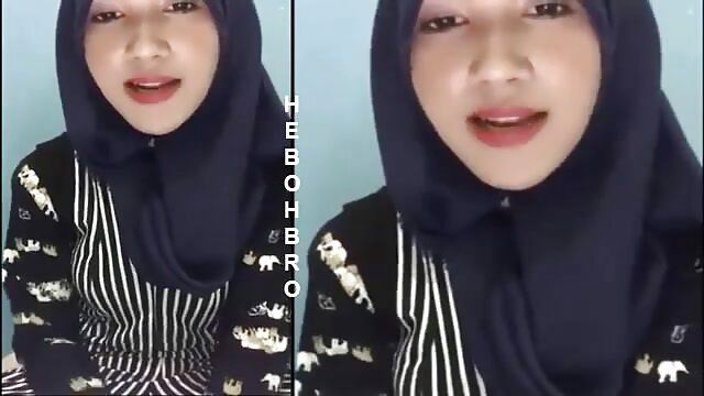 Si pirang seksi menyebar kakinya di stoking xxx seks xxx latex.