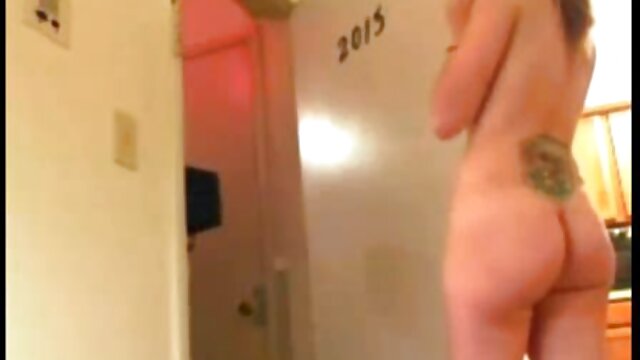 Seorang siswa mengencingi Kamera tersembunyi xxx sek korea di kamar mandi Institut.
